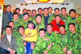 2020年女孩上大学，35名武警“爸爸”组团送行，背后故事令人动容图片