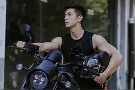 骑机车的健身教练，颜值和身材都是上上品，你心动了吗？图片