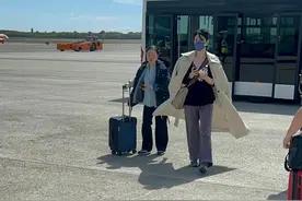 54岁王菲现身米兰机场，风中凌乱难掩美貌，又穿旧衣给女儿做榜样图片