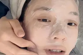 “星女郎”林允晒打美容针视频！额头针孔渗出血珠，脸发紫显浮肿图片