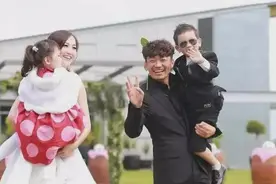 王宝强乘豪车带女友见儿女！俩娃身高猛长大变样，半路心事重重图片