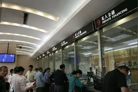 工商银行出问题了？官媒严厉批评，存钱要谨慎图片