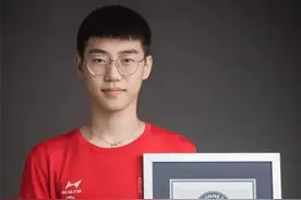 三摇跳绳701次 17岁男孩打破尘封35年的世界纪录图片