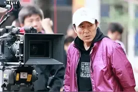 10年前，演员何珺举报张艺谋超生，被罚748万，张：谢谢你，姑娘图片