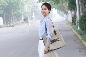 今夏的白色半身裙，这样穿高级又气质图片