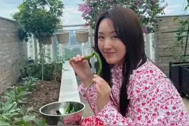 51岁的杨钰莹，豪宅种蔬菜，精致如少女，生活太自在图片