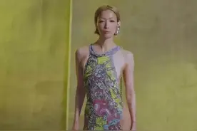 郑秀文演唱会造型几乎全裸，身上那个布条仅遮羞，网友：太敢穿了图片