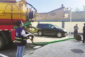 污水管道堵塞 积极协调疏通图片