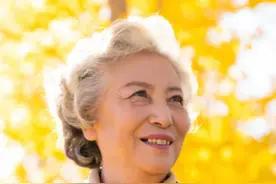 真正能优雅到老的女人：衣不花，发不长，背不驼，人人都夸气质好图片