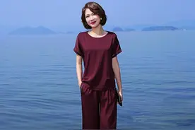 上了年纪的妈妈不喜欢穿连衣裙？试试这几种时尚套装，休闲又精致图片