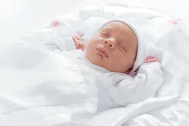 宝宝睡觉时突然抖动是怎么回事？图片