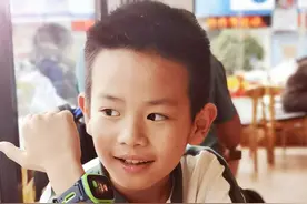 #9岁男孩弹钢琴展示绝对音感#当事人在抖音图片