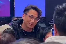 TVB前知名小生参加侄女婚礼，被宾客包围争相合影，毫无明星架子图片