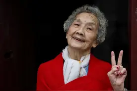 90岁的奶奶，耄耋之年，穿衣不刻意扮嫩，也时髦可爱图片