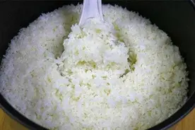 今天才知道，蒸米饭加入3样东西，蒸出来的米饭香甜松软更好吃图片