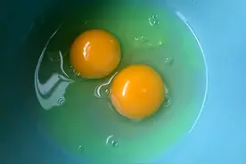 江苏一女子在路边买了几个鹅蛋，打开一看惊呆了，这还能吃吗？图片