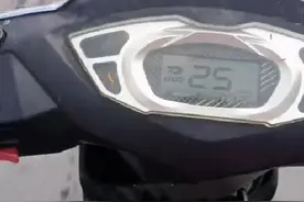 电动车加电门就掉格电什么原因？师傅教你方法放一次就能修好电池图片