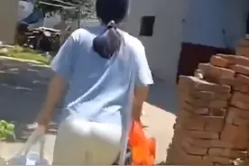 安徽一孙女回老家陪老人，见到爷爷上前拥抱，转身又抱奶奶撒娇图片