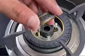 为什么燃气灶点火后一松手就灭？确认3个问题排除故障，彻底解决图片