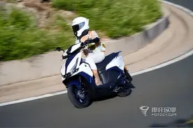 双ABS+TCS，这台万元出头的鸿125踏板车好不好骑图片