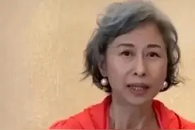 叶倩文60岁已满头白发，但很自然图片