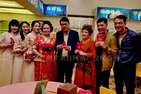 《外来媳妇本地郎》71岁的江门演员吴苏妹，已回归生活，儿子很帅图片