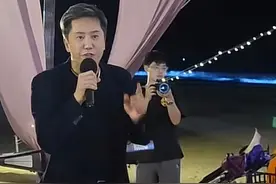 53岁毛宁现身外甥女婚礼，卖力飙高音冒青筋，身姿挺拔似年轻小伙图片