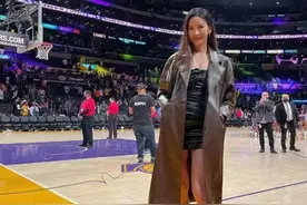 脚踏湖人球票惹争议！詹皇边上的美女球迷又火了，肤白貌美大长腿图片