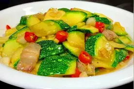 人到中年，少吃花生瓜子，多吃碱性菜，头发乌黑，没口臭，更健康图片