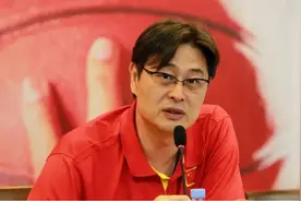 前男篮第一中锋宋涛：曾是奥运会旗手，三个女儿是他和妻子的遗憾图片
