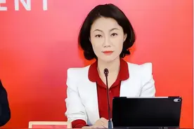 万科美女秘书：年薪849万，年终奖1000万，47岁仍未婚图片