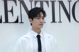 杨洋穿白西装出席活动 手插口袋气宇非凡骨相优越图片