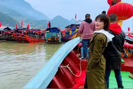 38岁胡蝶赴宁德出海录节目，吃农家乐接地气，嫁大12岁陆川生俩娃图片