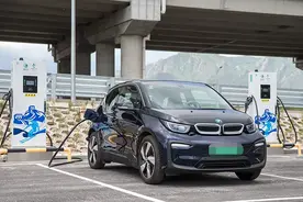 8年前买的特斯拉，如今满电续航还有多少？车主表示太心酸图片