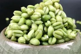 青麦仁上市1斤卖10元，老人街头争相购买，为啥比成熟小麦贵10倍图片