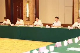 易炼红主持召开离退休省级老同志座谈会并征求意见建议，叶建春通报有关情况图片