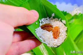 处理粽叶时，直接下锅煮就错了！多加1步，粽叶韧性好，不会炸裂图片