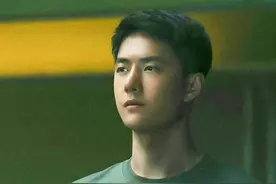 王一博现身北京，心情沮丧低头走出机场，《长空》撤档他也很难过图片