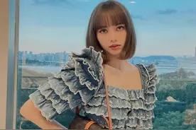 Lisa放弃“铁刘海”，穿粉色上衣抱猫咪拍照，被嘲颜值下降造型土图片