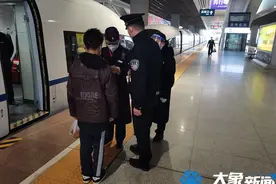 13岁少年孤身从安徽到河南千里寻母，铁警守护一整夜后将其送回家图片
