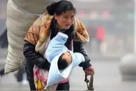 13年前因一张照片爆火的春运妈妈，她的故事远比我们想象中要曲折图片