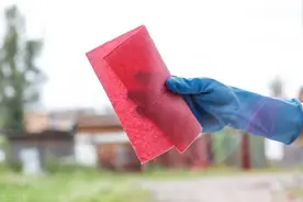 玻璃再脏也不怕，教你一招，擦得干净又省力，一点污渍都没有图片