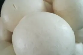 古代故事：男子发现幼女身上全是牙印 牢里的两个馒头让他悔恨不已图片