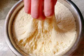 发面只会加酵母，难怪面发的慢，教你一招，20分钟面团蓬松又喧软图片