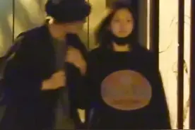 好甜！朱亚文和老婆沈佳妮街头接吻撒狗粮，结婚十年恩爱像热恋图片