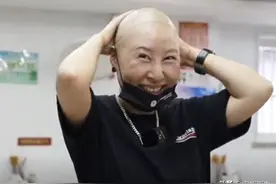 43岁“光头女老板”，患乳腺癌倾家荡产，称：刚翻身又当起服务员图片