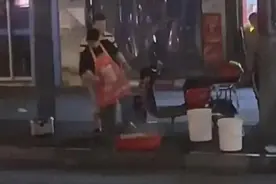 武汉一家餐馆虐杀怀孕母狗后，人们堵门送花圈商家赶紧关门逃生！图片