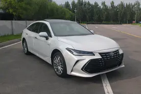 新款丰田亚洲龙曝光，长达4990mm搭载2.5L混动，内饰取消物理按键图片