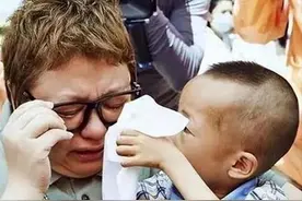 25年前贵州缆车失事，2岁孩子失去父母后被韩红收养，如今如何了图片