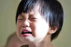 孩子动不动就发脾气，不是耍赖，是暗示“帮帮我”，父母要搞清图片